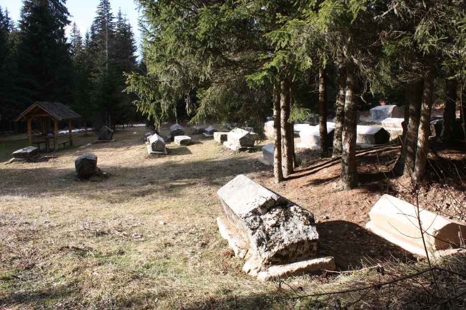 Srednjovjekovni nadgrobnici – stećci u sklopu zaštićenog pejsaža Bijambare